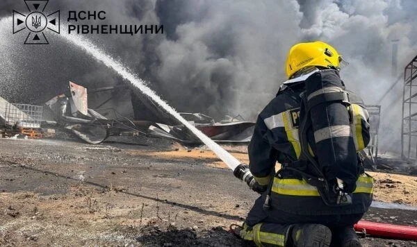 На Рівненщині горить завод із виготовлення пінопласту: є загроза забруднення повітря