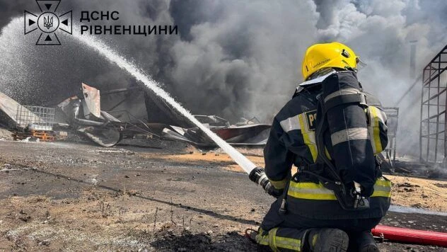 На Рівненщині горить завод із виготовлення пінопласту: є загроза забруднення повітря