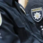 Ліг на асфальт: у Кам’янському автомобіль поліції переїхав чоловіка